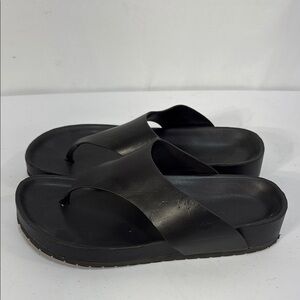 🦢 Vince Black leather thong Sandals Simple Design Flat Sole